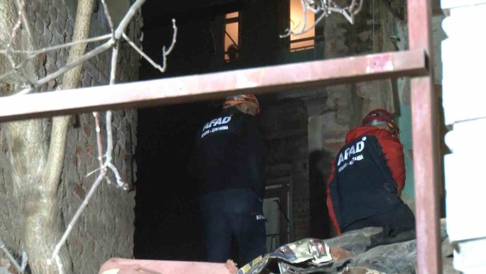 2 katlı binada meydana gelen kısmi çökme korkuttu