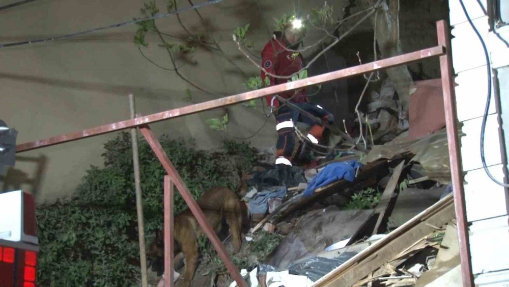 2 katlı binada meydana gelen kısmi çökme korkuttu