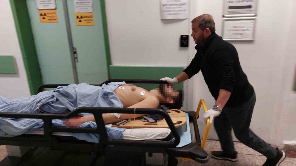 Bıçaklanan genç kaçarken kaza yaptı