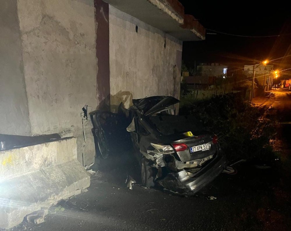 Duvara çarpan otomobildeki 2 kişi öldü