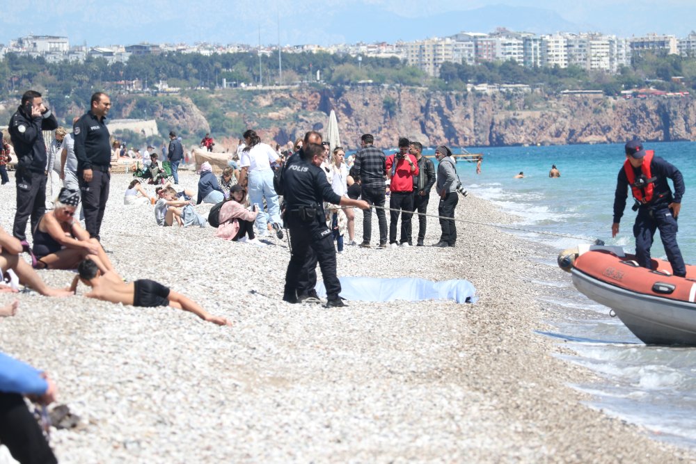 Elbiseleriyle girdiği denizde boğuldu