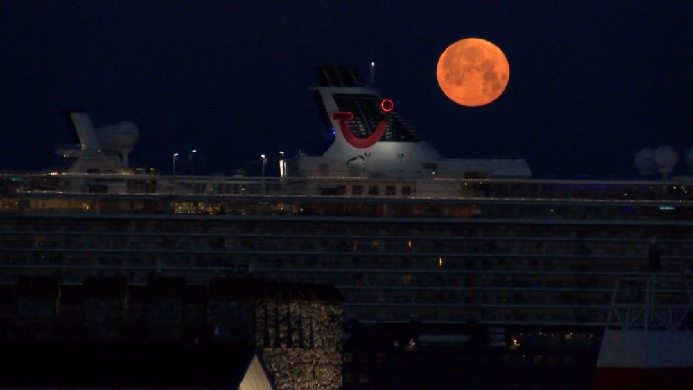 'Pembe Ay' görsel şölen oluşturdu