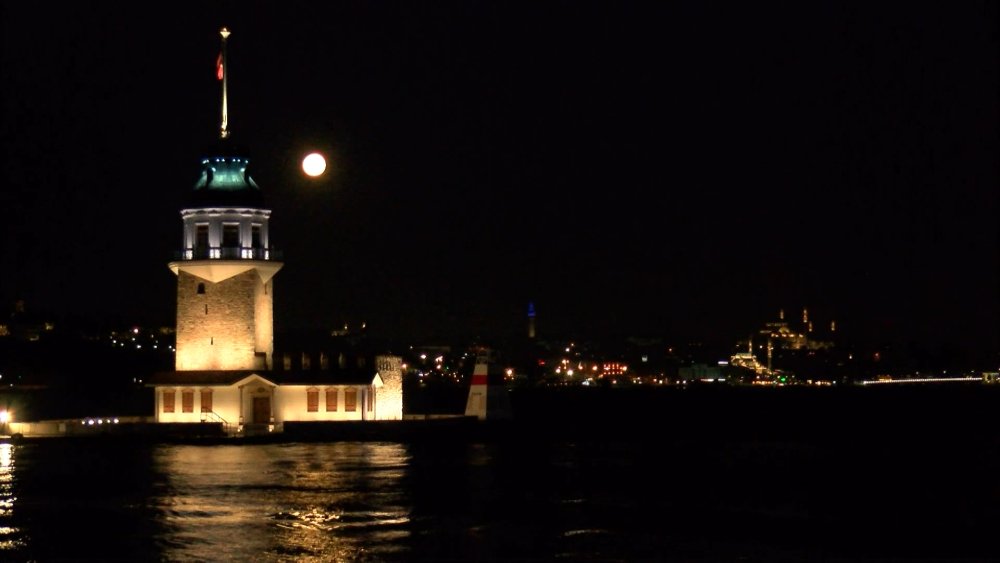 'Pembe Ay' görsel şölen oluşturdu