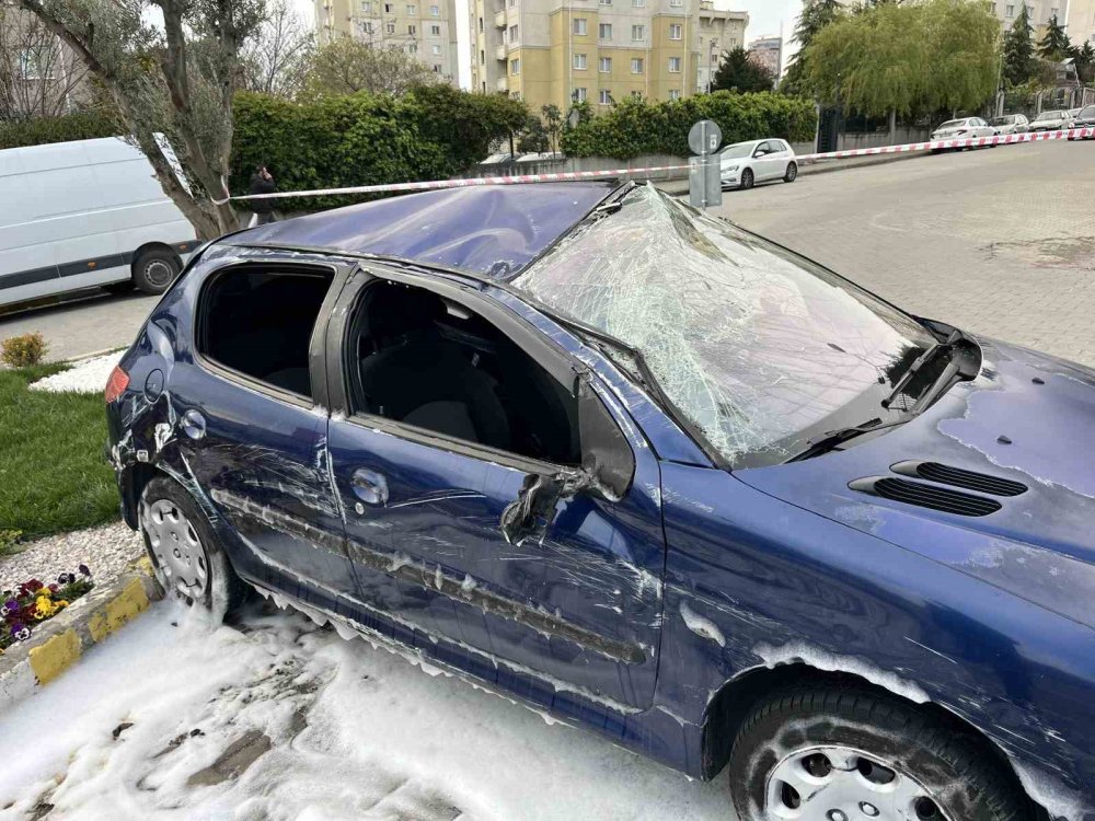Dubalara çarpan araç takla attı