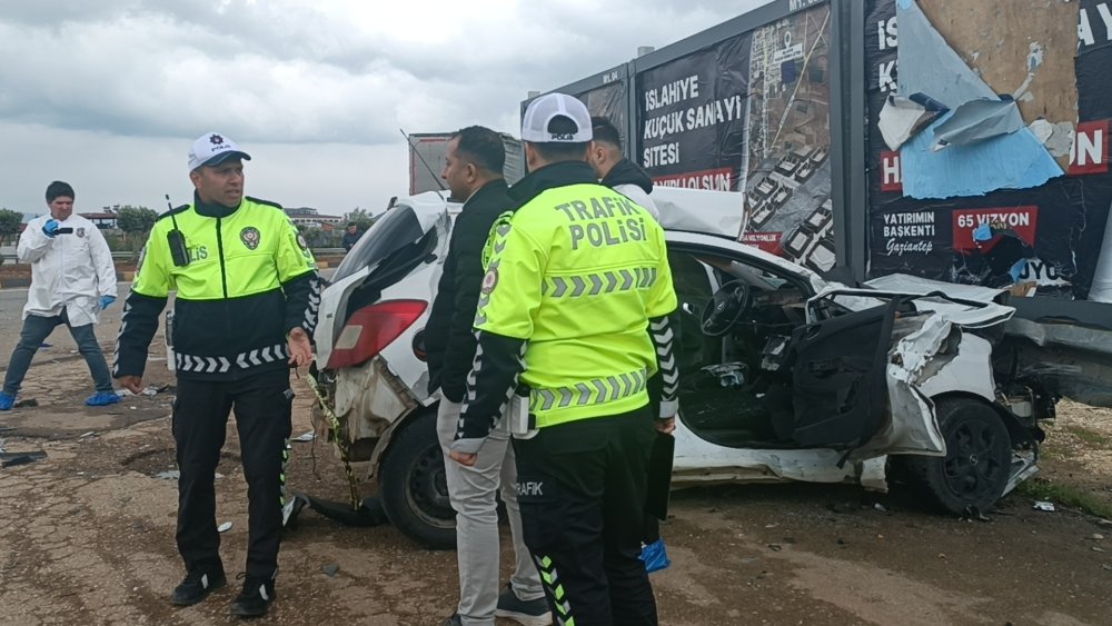 Gaziantep’te TIR ile çarpışan otomobildeki anne ve oğlu öldü; kaza kamerada