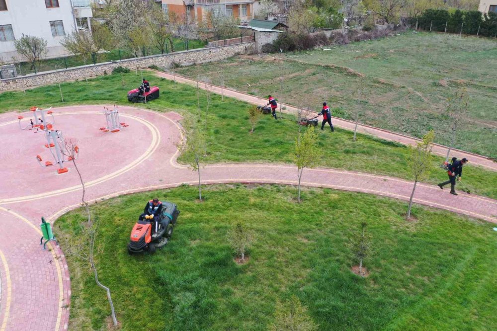 Konya merkezde tüm yeşil alanlar yaza hazırlanıyor