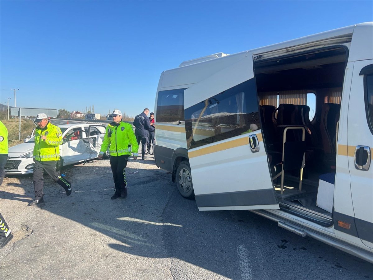 konyada-otomobilin-ogrenci-servisine-carpmasiyla-5-kisi-yaralandi-1.jpg