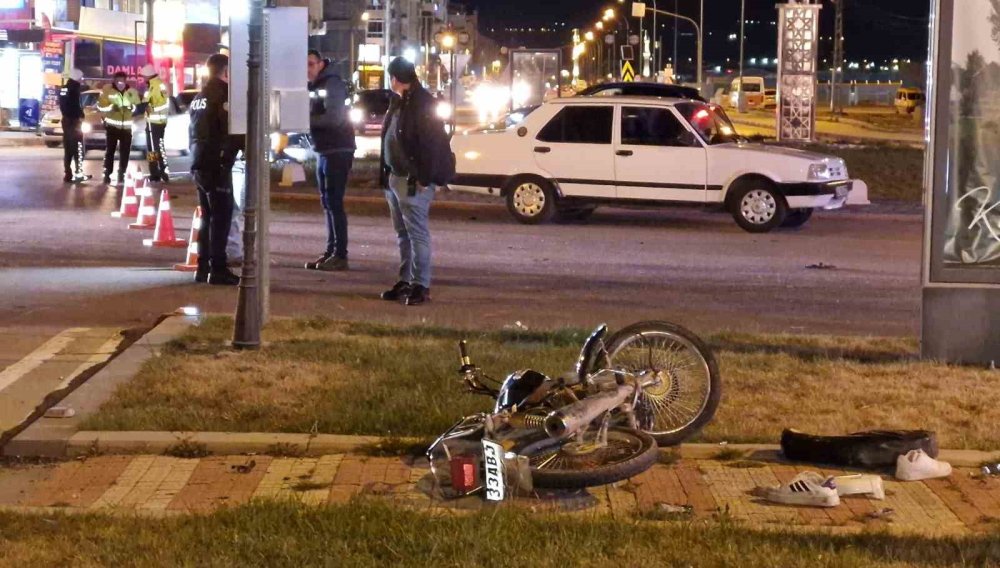 Otomobile çarpan motosiklet 15 metre ileriye savruldu: 1 ölü, 1 yaralı