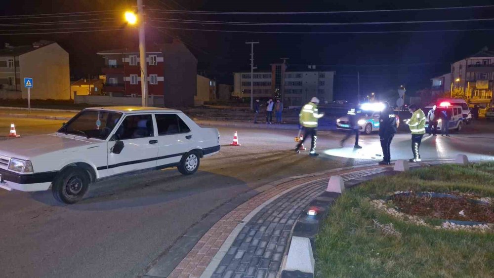 Otomobile çarpan motosiklet 15 metre ileriye savruldu: 1 ölü, 1 yaralı