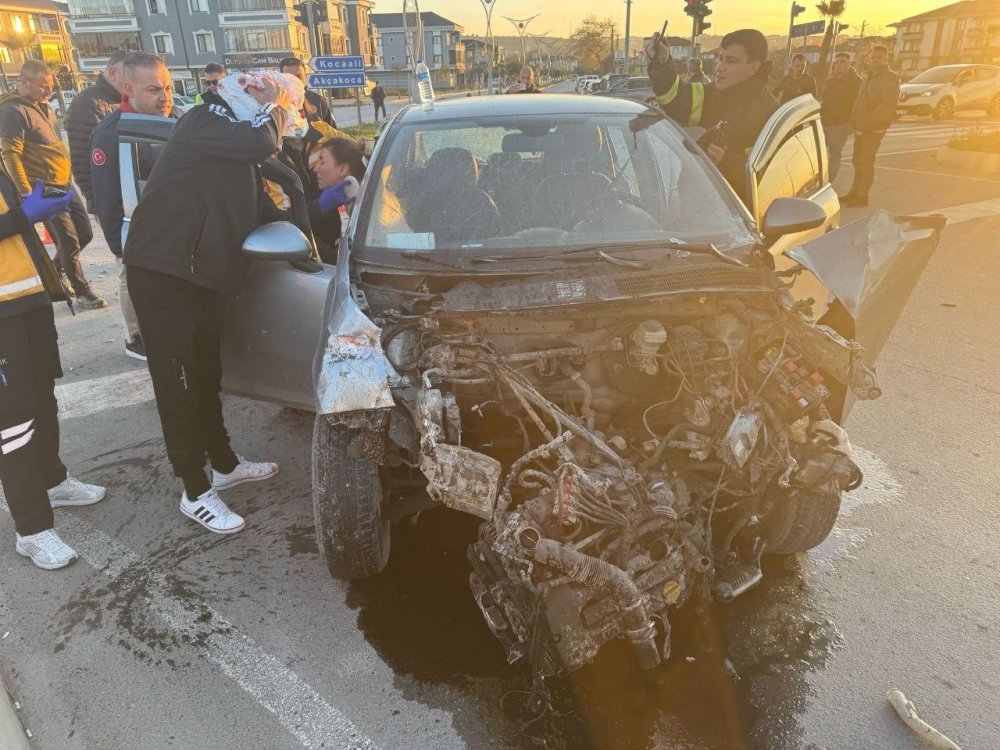 Yangın ihbarına giden itfaiye aracı otomobil ile çarpıştı: 2 yaralı