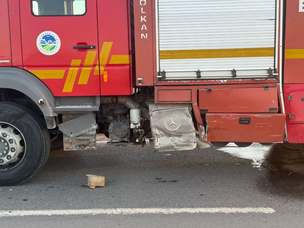 Yangın ihbarına giden itfaiye aracı otomobil ile çarpıştı: 2 yaralı