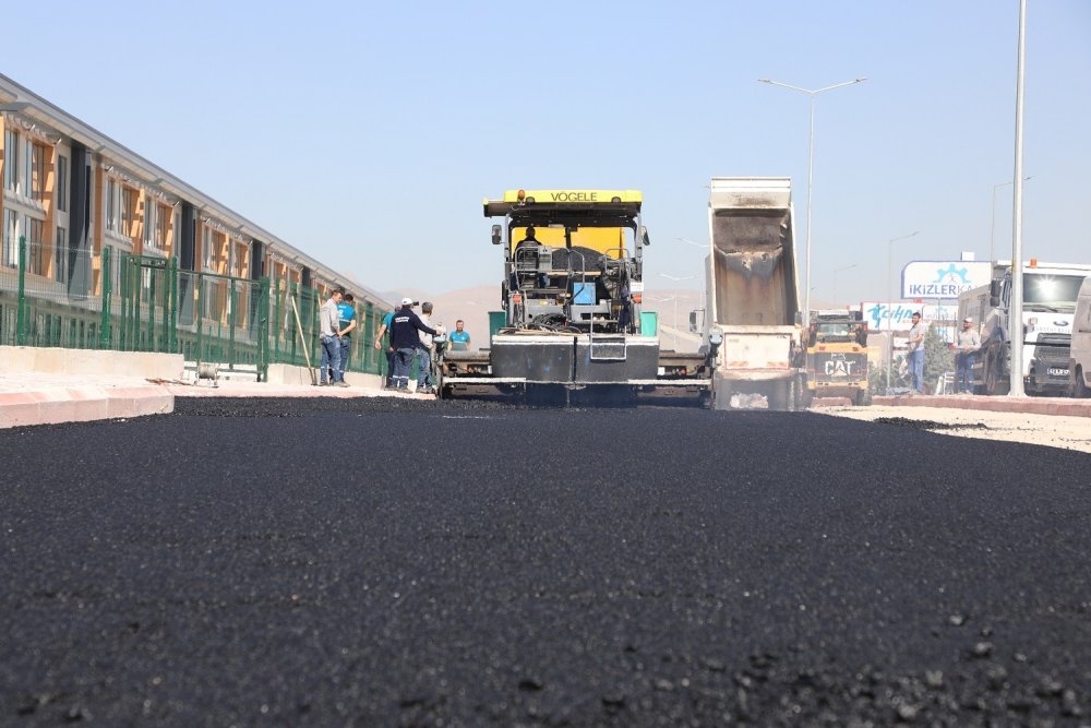 Karatay’da yeni sezonun ilk sıcak asfalt çalışması