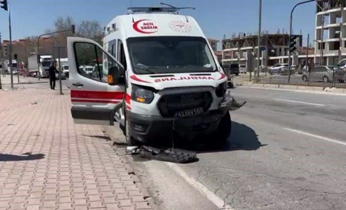 Konya’da merkezde ambulans ile otomobil çarpıştı, yaralılar var