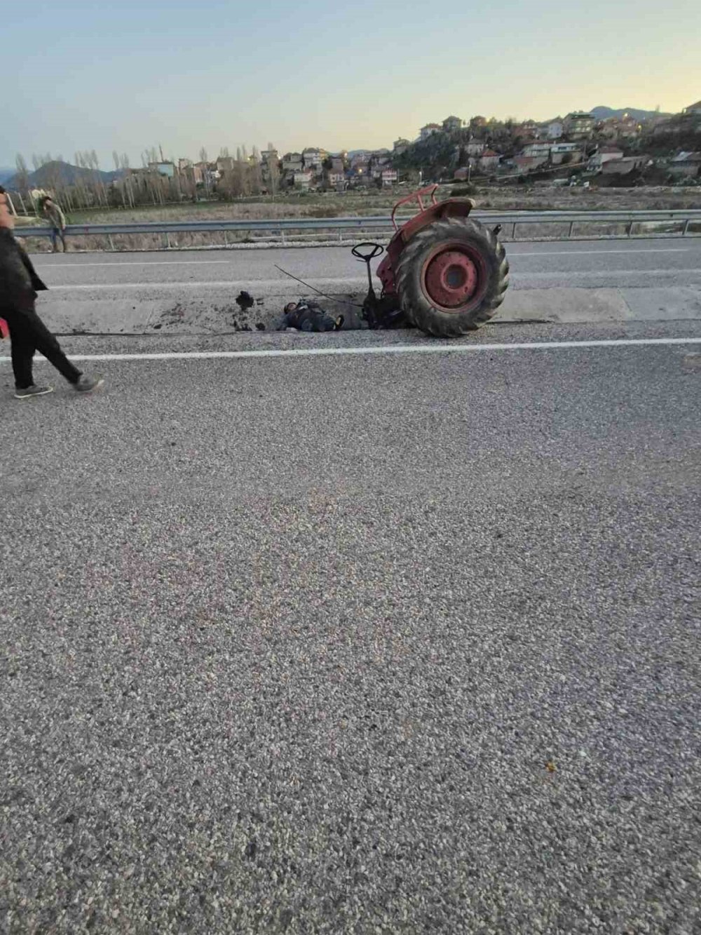 Konya'da traktör ikiye bölündü: 1 ölü, 1 yaralı