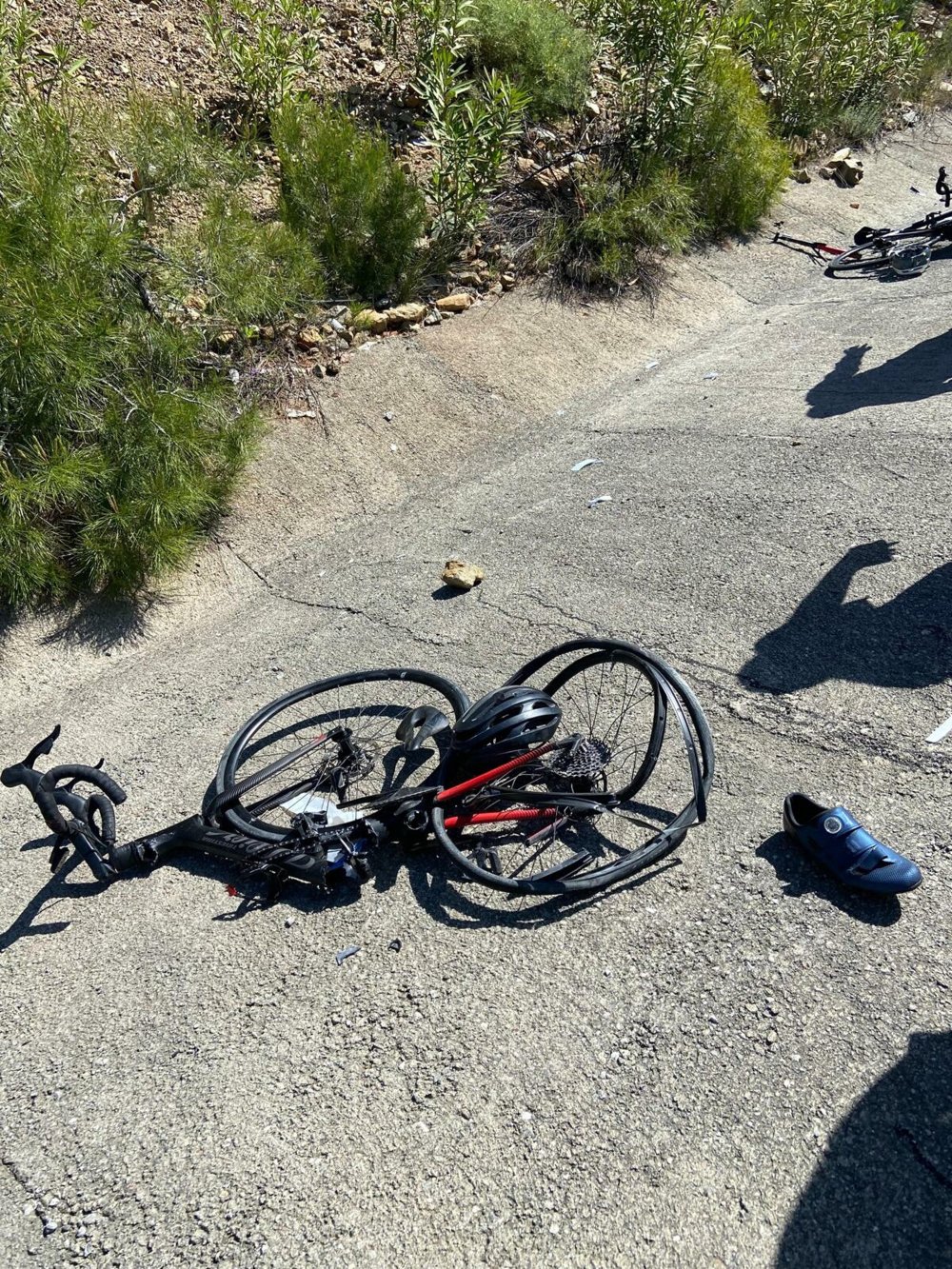 Otomobil, önünde giden bisikletli gruba çarptı: 1 ölü, 2 yaralı