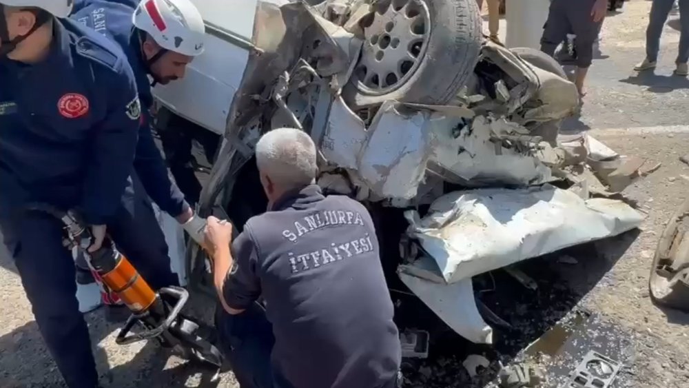 İki otomobil çarpıştı; 3 ölü, 2 yaralı