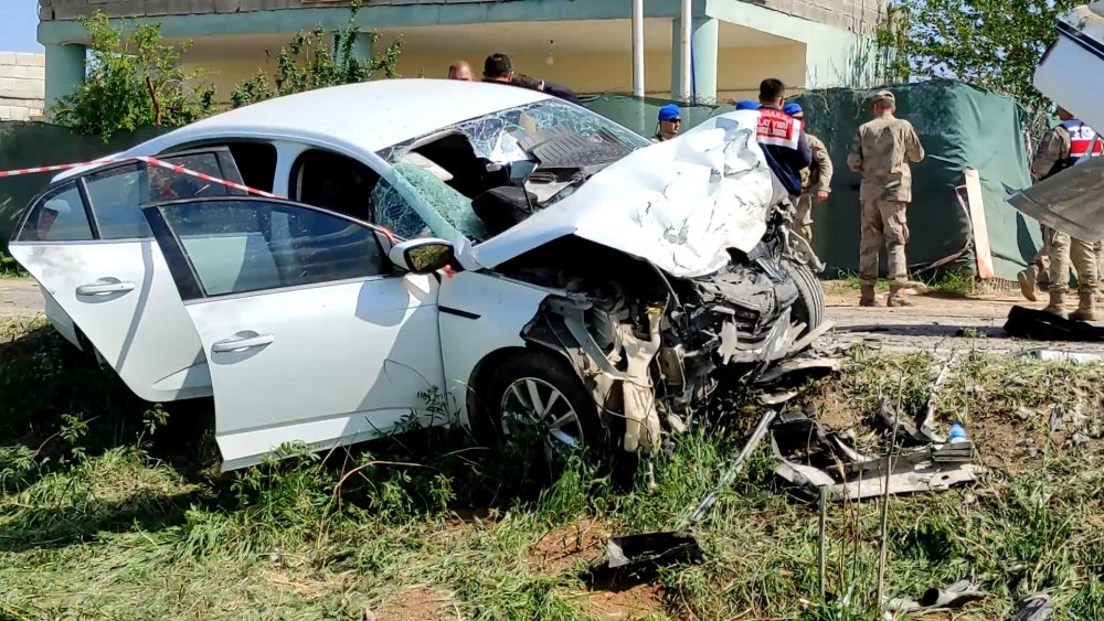 İki otomobil çarpıştı; 3 ölü, 2 yaralı