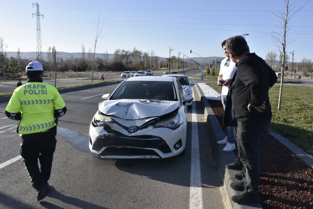 İki otomobil çarpıştı: 4 yaralı