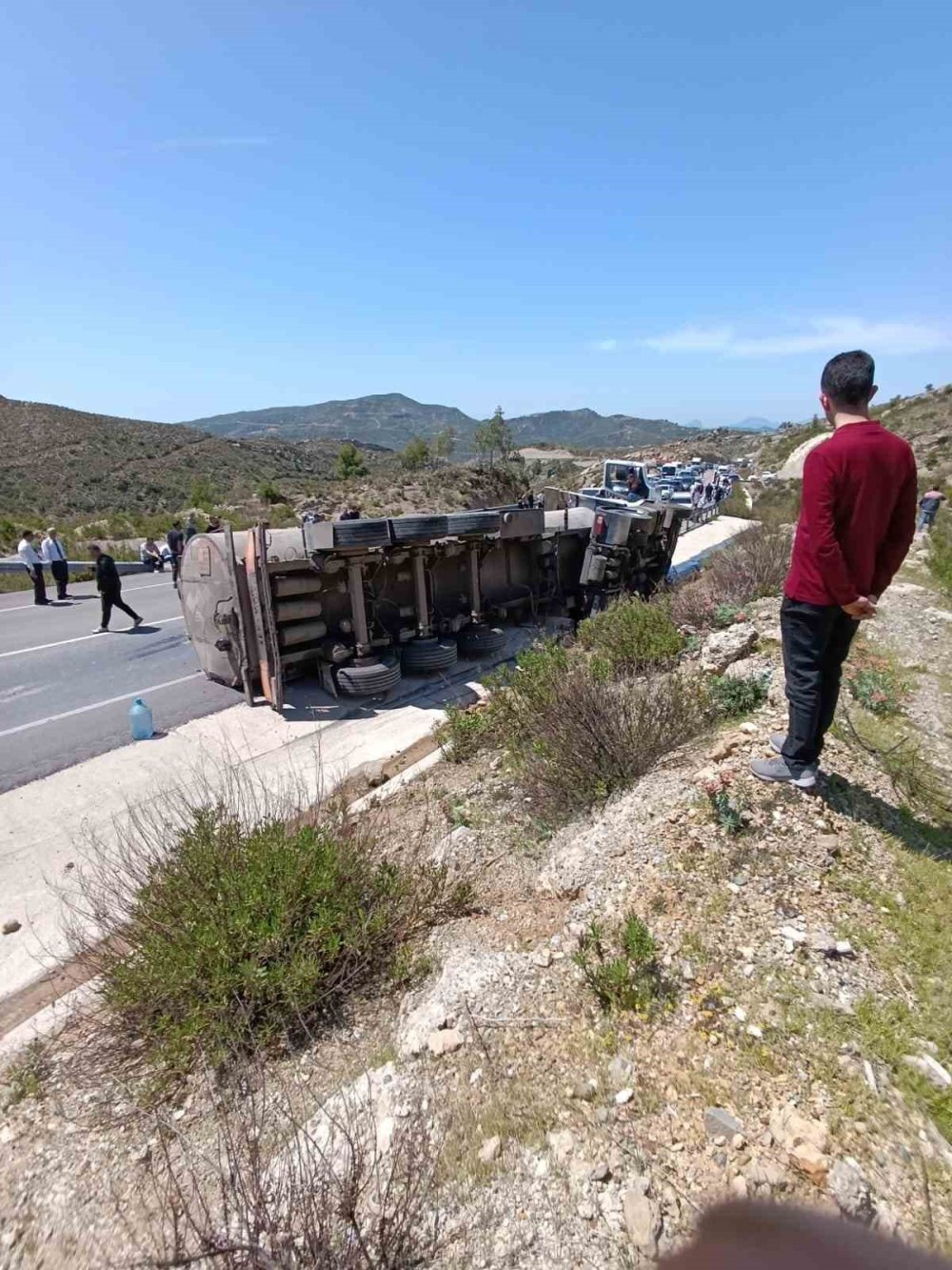 Konya-Antalya karayolunda devrilen tırda yüklü zift yola saçıldı