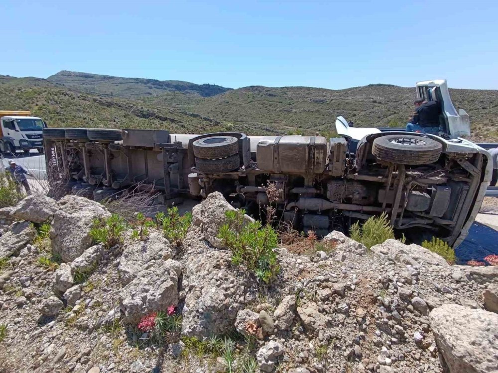 Konya-Antalya karayolunda devrilen tırda yüklü zift yola saçıldı