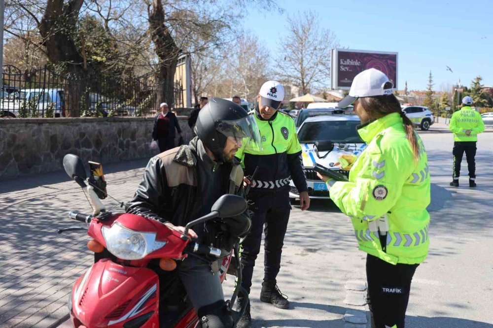 Konya'da motosiklet sürücülerinin bahaneleri pes dedirtti