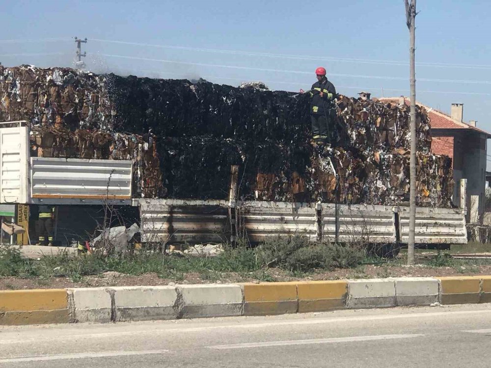 Konya'da hurda taşıyan tırın dorsesinde yangın çıktı