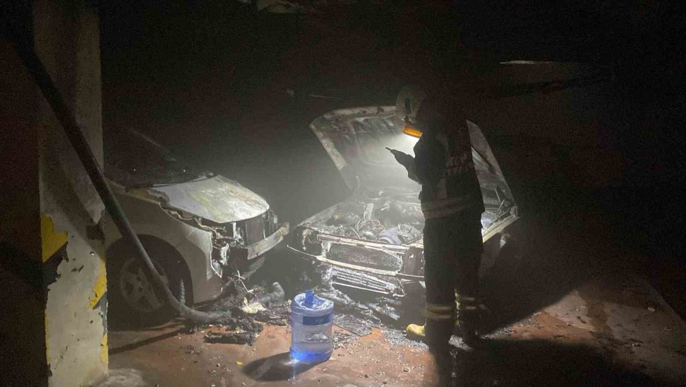 Konya’da sitenin otoparkında 2 otomobil yandı