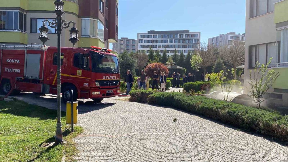 Konya’da sitenin otoparkında 2 otomobil yandı