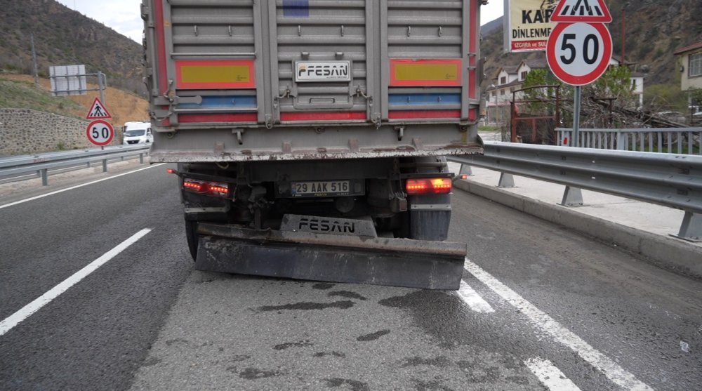 Otomobil tıra çarptı: 2 kişi yaralandı