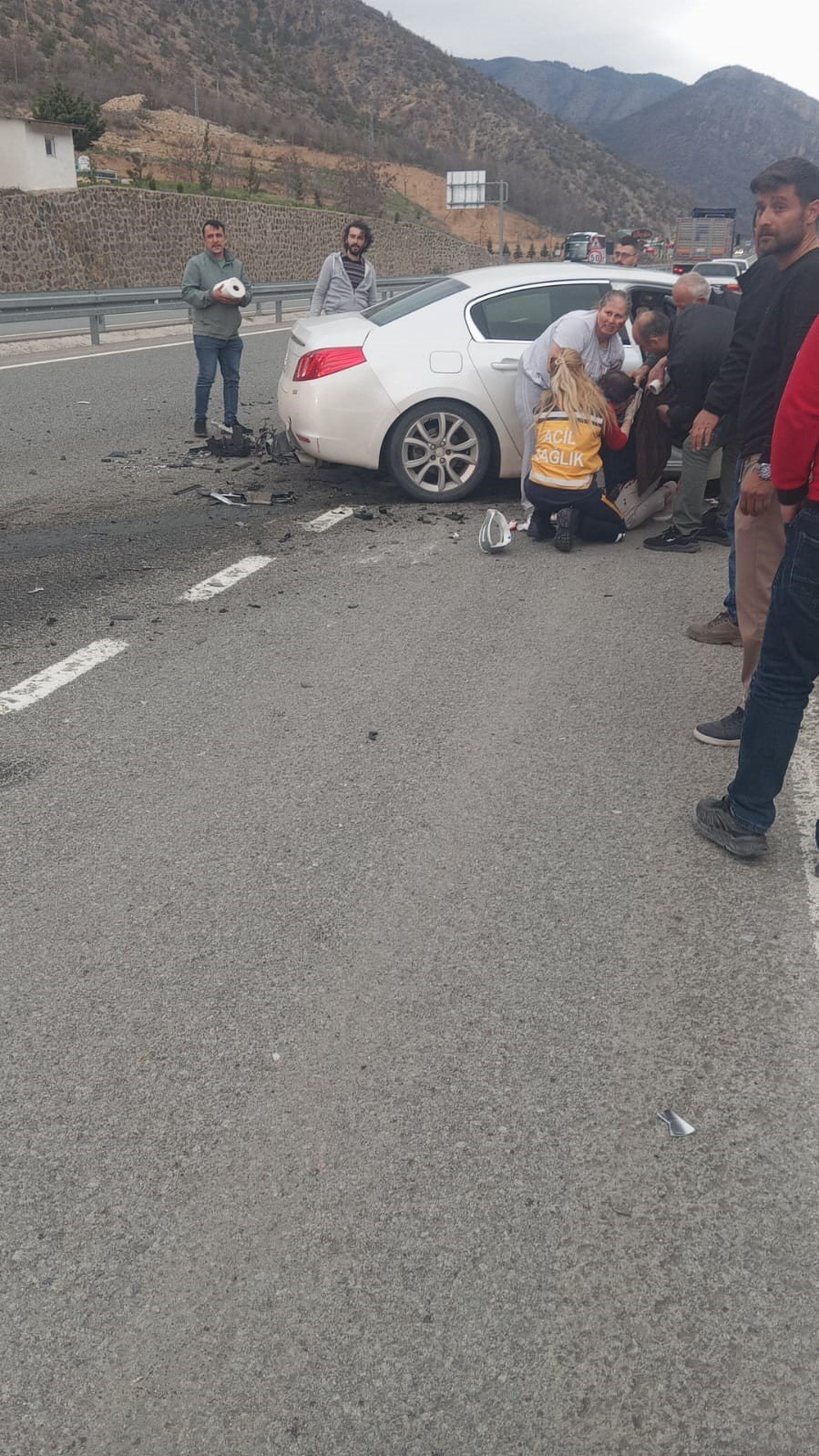 Otomobil tıra çarptı: 2 kişi yaralandı