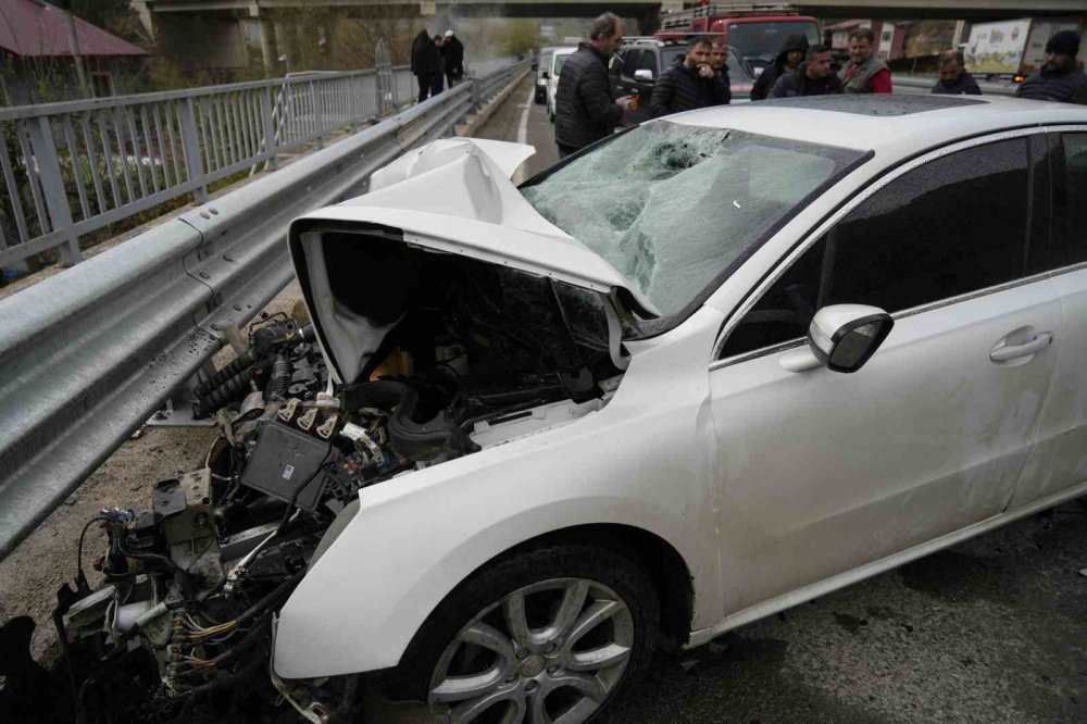 Otomobil tıra çarptı: 2 kişi yaralandı