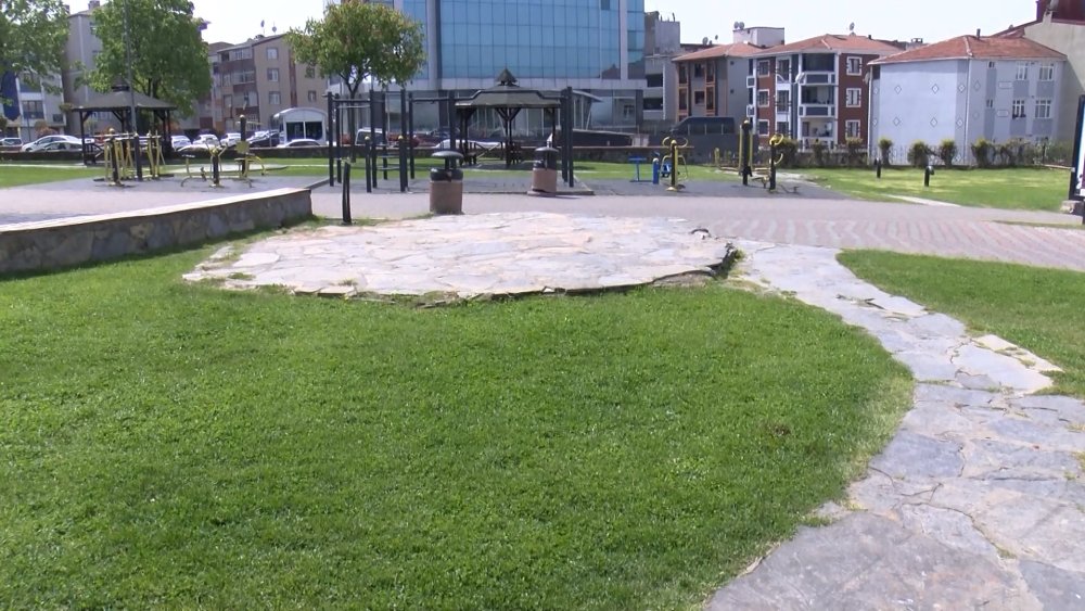 Parktan oturan arkadaş grubuna silahlı saldırı; 21 yaşındaki genç öldü