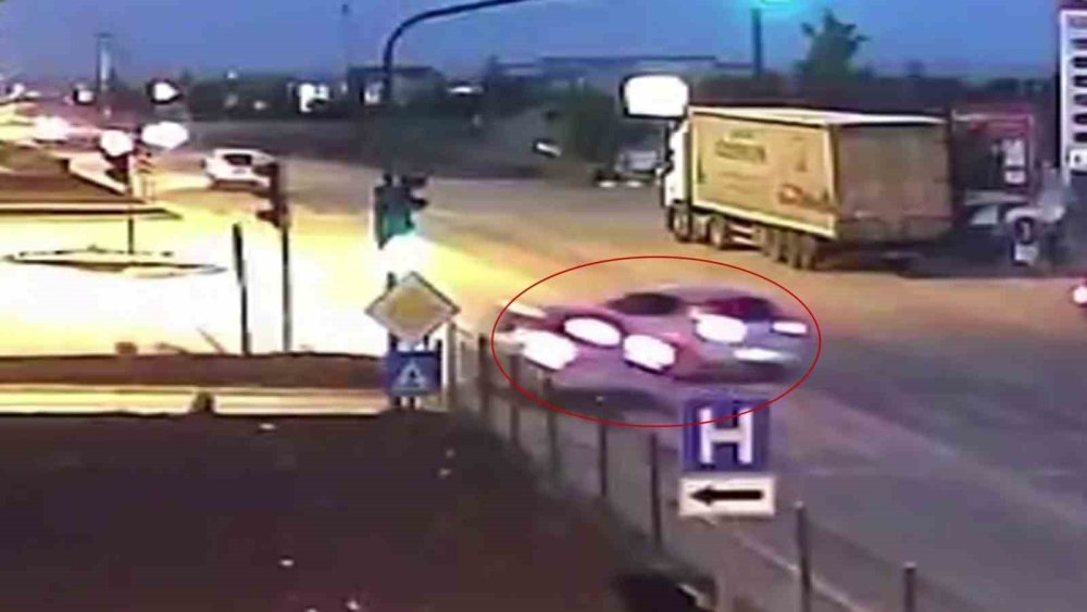 Konya’da otomobillerin çarpışma anı kamerada