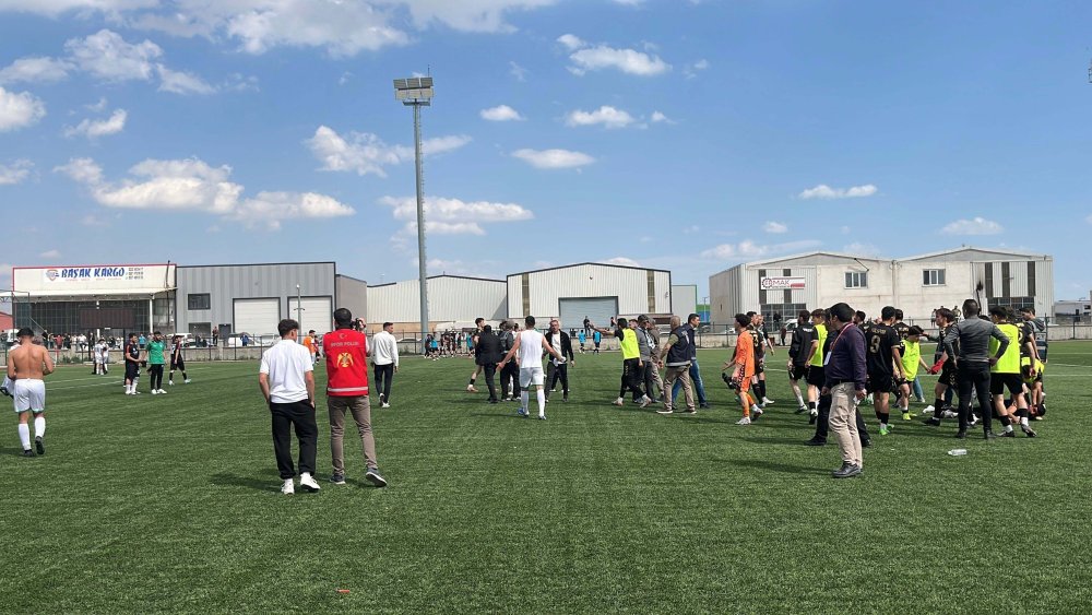 Konya'daki maçta ortalık karıştı! Yaralılar var