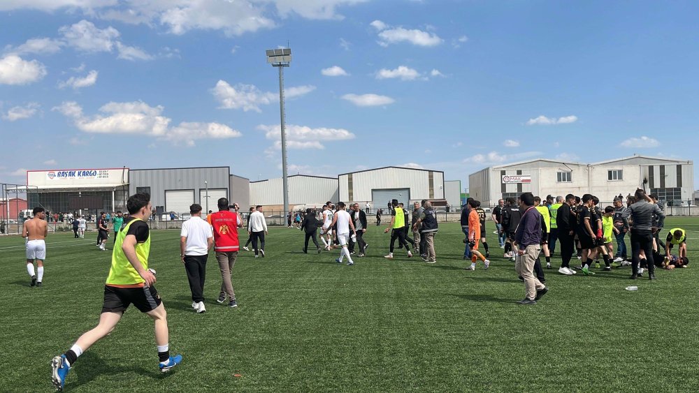 Konya'daki maçta ortalık karıştı! Yaralılar var