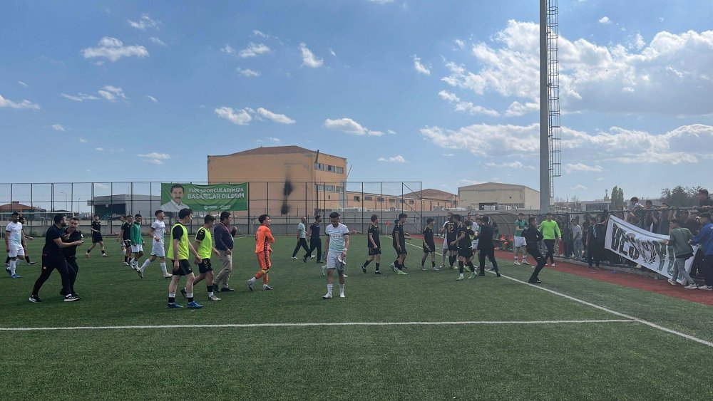 Konya'daki maçta ortalık karıştı! Yaralılar var