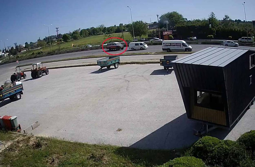 Safari aracının kopan tekerleği, iş yerine girdi