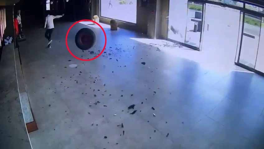 Safari aracının kopan tekerleği, iş yerine girdi