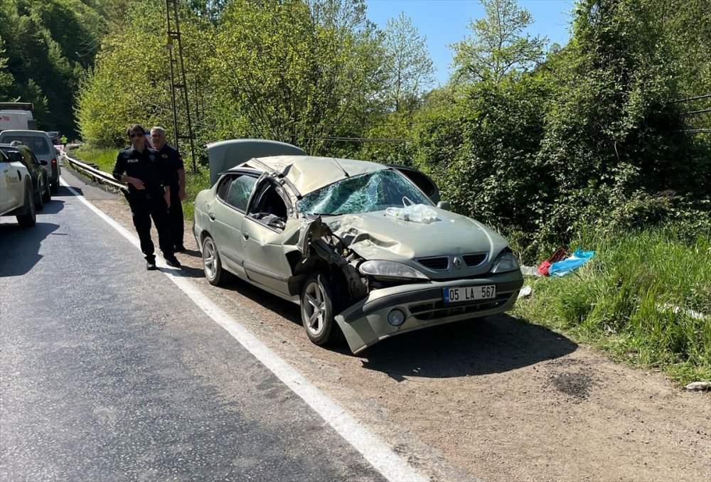 Üzerine kaya parçası düşen otomobildeki 5 kişi yaralandı
