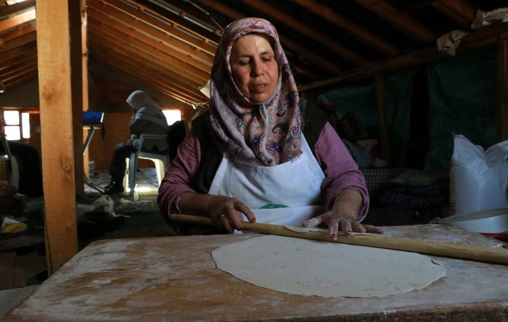 Konya'da ekmeklerini taştan değil armuttan çıkarıyorlar