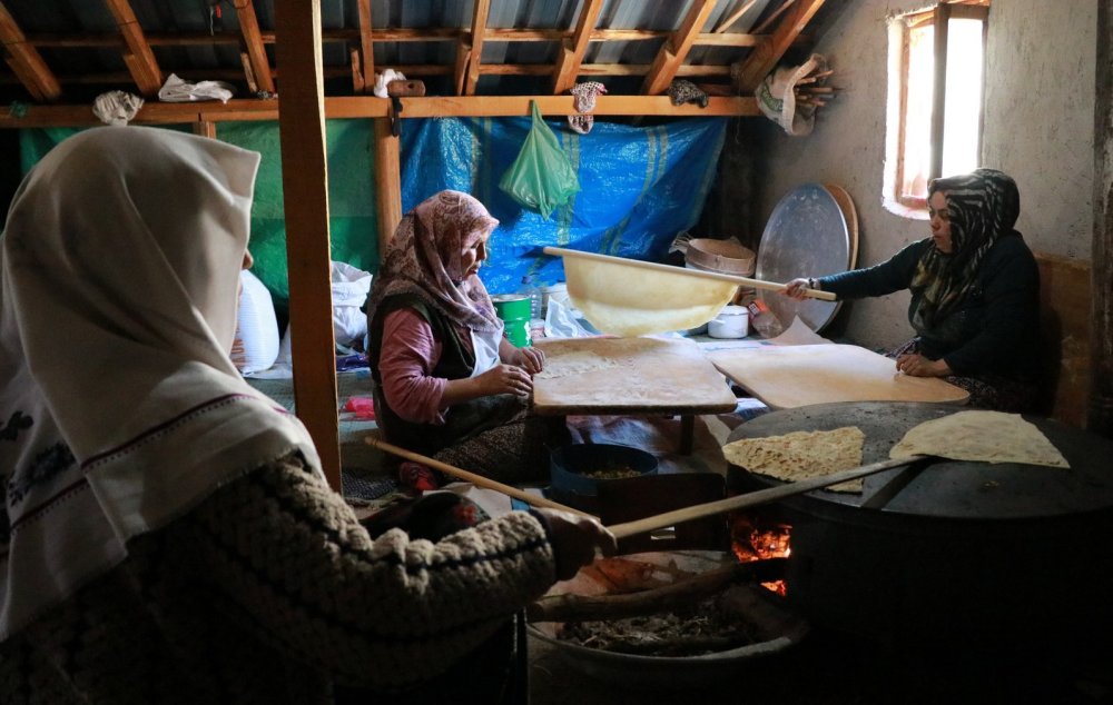 Konya'da ekmeklerini taştan değil armuttan çıkarıyorlar