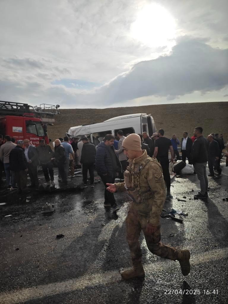Van'da kamyonla yolcu minibüsü çarpıştı; ölü ve yaralılar var