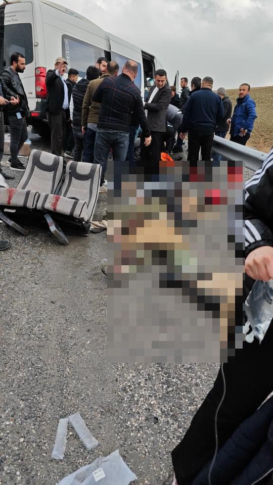 Van'da kamyonla yolcu minibüsü çarpıştı; ölü ve yaralılar var