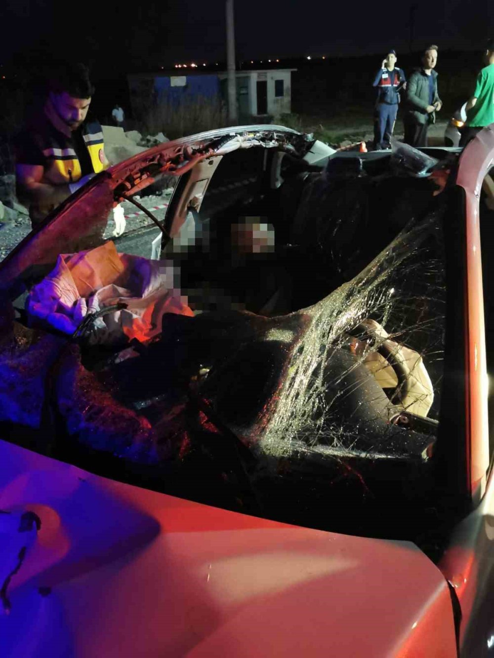 Ata çarpan otomobil takla atarak hurdaya döndü: 1 ölü, 1 yaralı