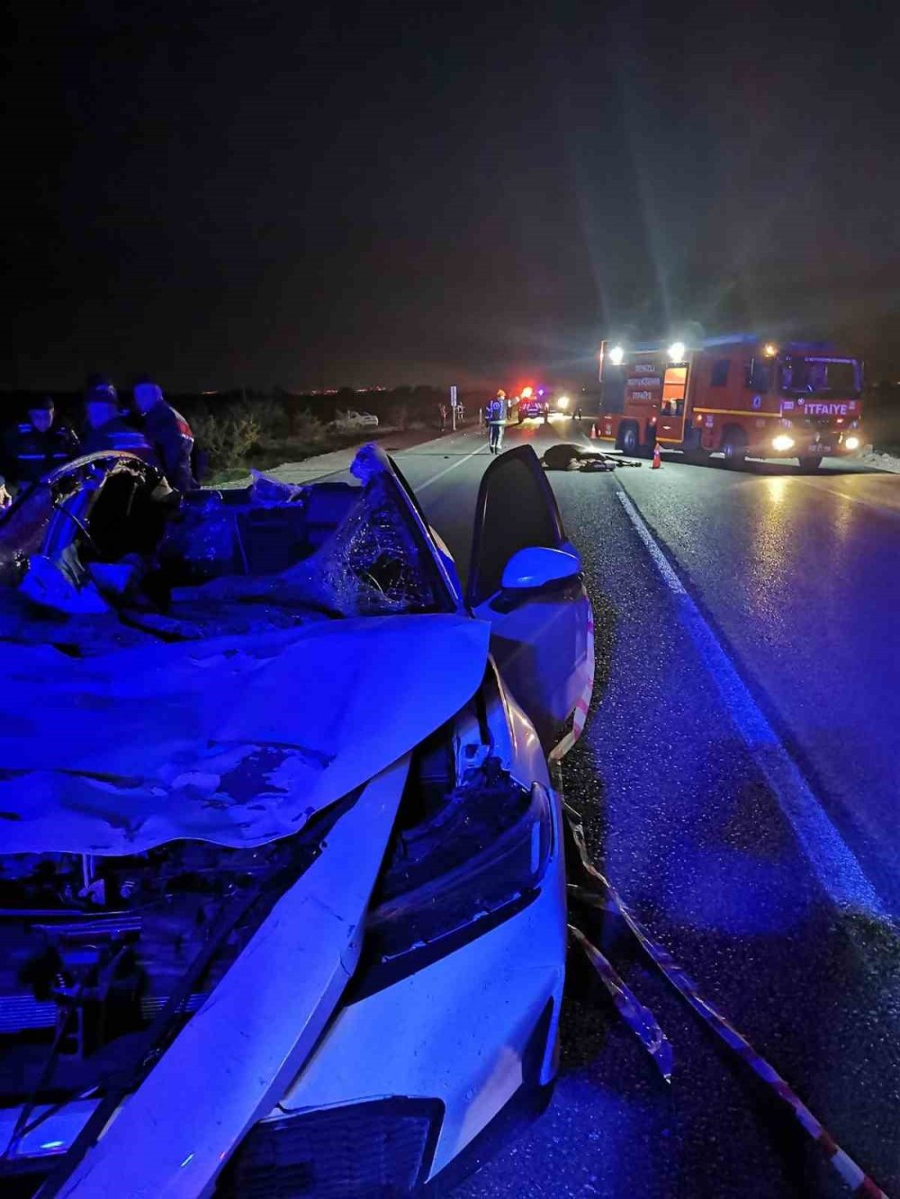 Ata çarpan otomobil takla atarak hurdaya döndü: 1 ölü, 1 yaralı