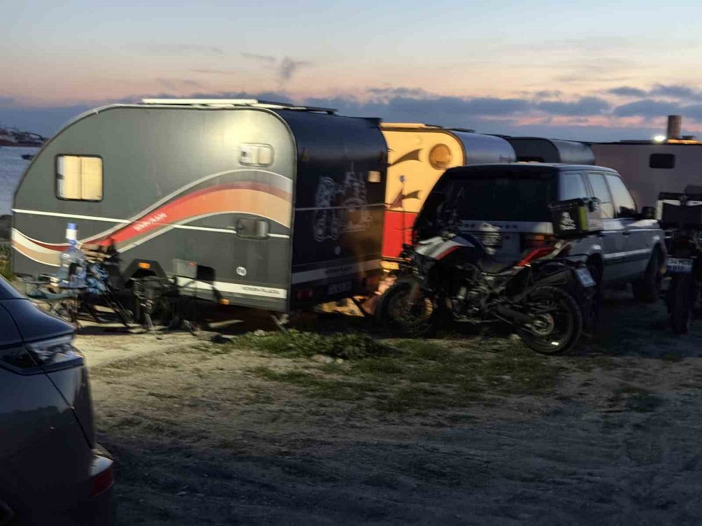 Deprem sonrası vatandaşlar karavanda ve parklarda geceliyor