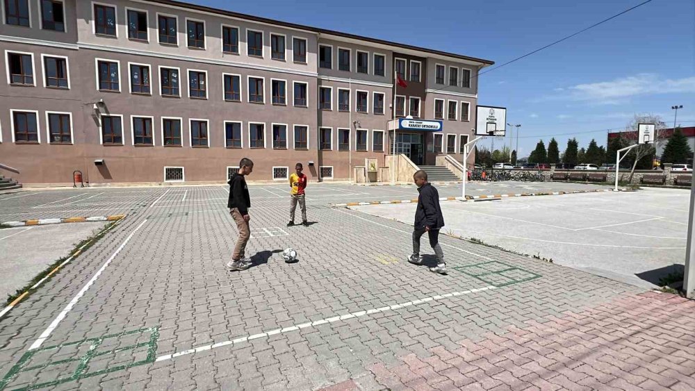 Konya'da çocuk bayramının buruk iki babası