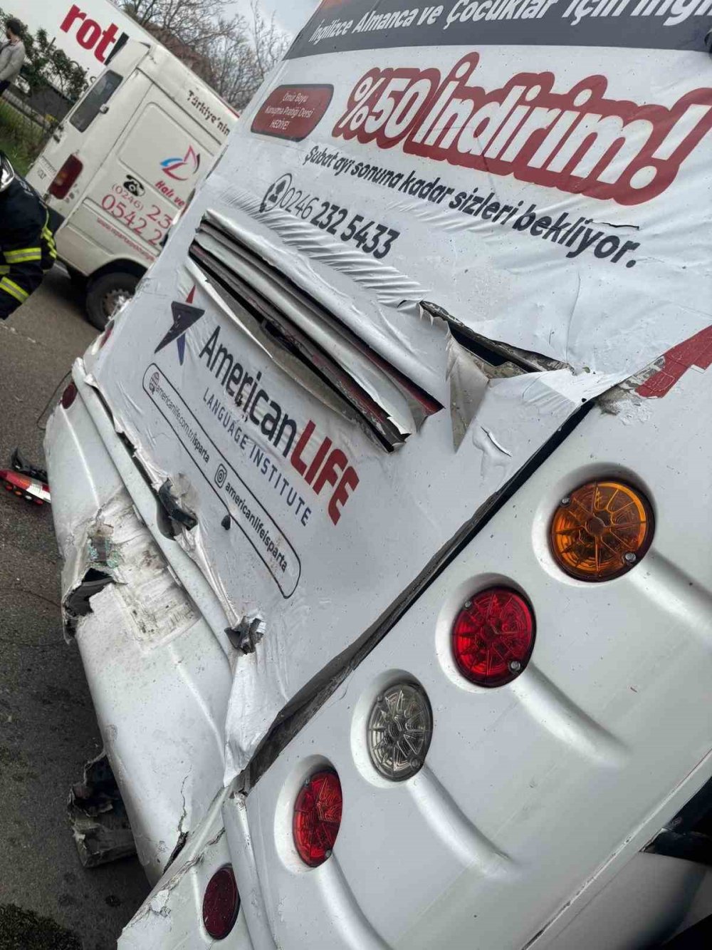 Otomobil, durakta yolcu alan otobüse arkadan çarptı: 1 ölü, 3 yaralı