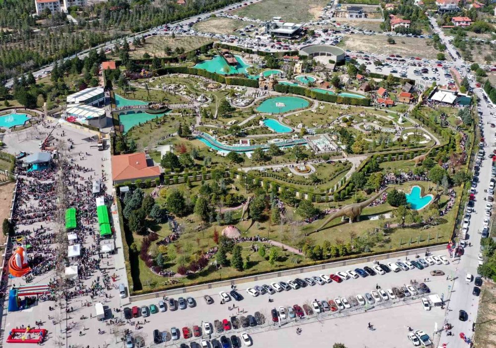 80 Binde Devr-i Alem Parkı’nda 23 Nisan coşkusu