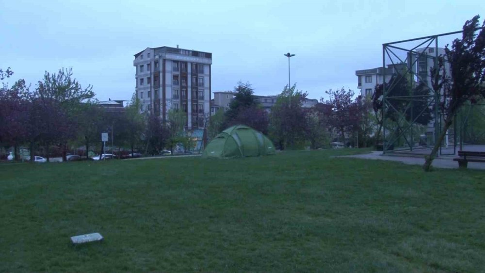 Deprem korkusu yaşayan İstanbullular geceyi çadırlarda geçirdi
